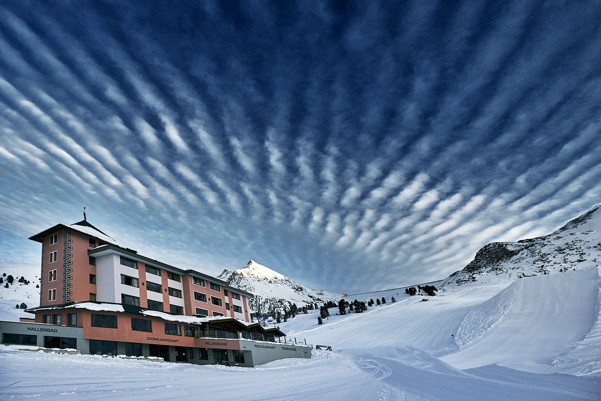 ROSSWOODHALL's tweet photo. #retrogram 
Hotel Aplenrose looking magnificent under a herringbone sky in @kuehtai @Tyrol @Austria with @skiclubgb and @sigb_snowsports 
#landscape #bigsky #herringbonesky #clouds #mountains #snow #hotel #alpine #austria #tyrol https://t.co/zZxgsGGdnt