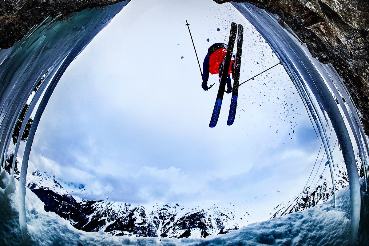ROSSWOODHALL's tweet photo. #heroline
@bonnet2.0 providing some entertainment for the chairlift in @vaujanystation @alpedhuez
#skier #fisheye #fisheyelens #ice #rock #sky #clouds #chairliftdiaries #freerider #catalogueshoot https://t.co/jwZwJdmoHr