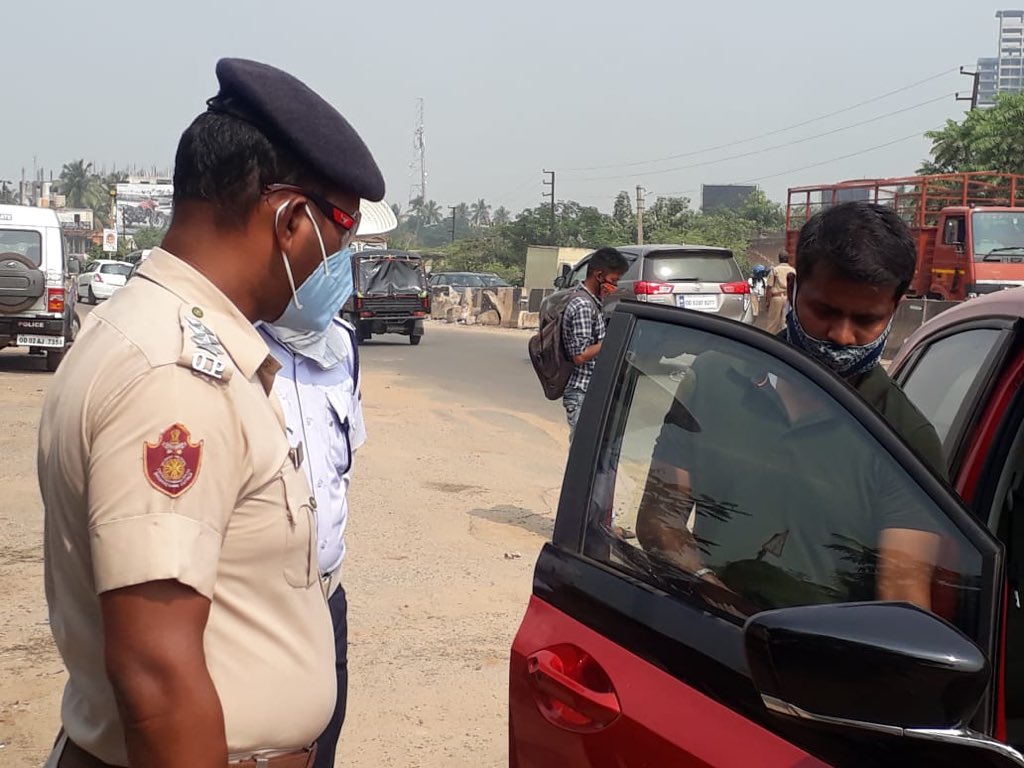 dcp_cuttack's tweet photo. " Say No ❌ to use of Black Flims and tinted glass in cars"
Traffic awareness and enforcement against the use of black films and tinted glass in cars are now going on NH-16 and other locations today by Traffic team Cuttack in our special #TrafficEnforcementDrive. @CMO_Odisha https://t.co/fFhvB59qzi