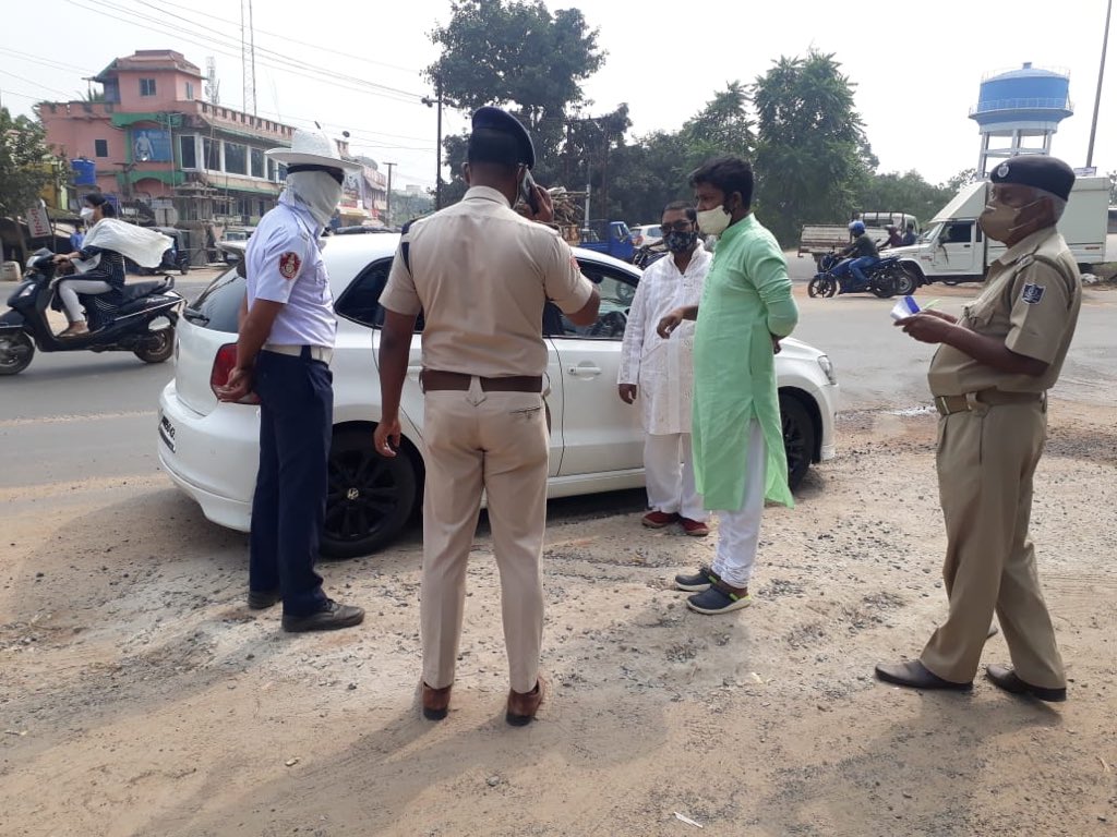 dcp_cuttack's tweet photo. " Say No ❌ to use of Black Flims and tinted glass in cars"
Traffic awareness and enforcement against the use of black films and tinted glass in cars are now going on NH-16 and other locations today by Traffic team Cuttack in our special #TrafficEnforcementDrive. @CMO_Odisha https://t.co/fFhvB59qzi