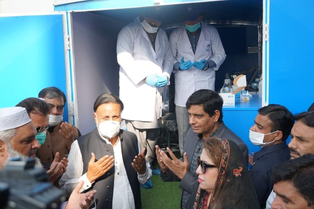 Mian_MUR's tweet image. لاہور میں پاکستان کی پہلی واٹر ٹیسٹنگ لیب کا افتتاح کر دیا گیا۔

یہ لیب گھر گھر جا کر پانی کے نمونہ جات کی ٹیسٹنگ کرے گی