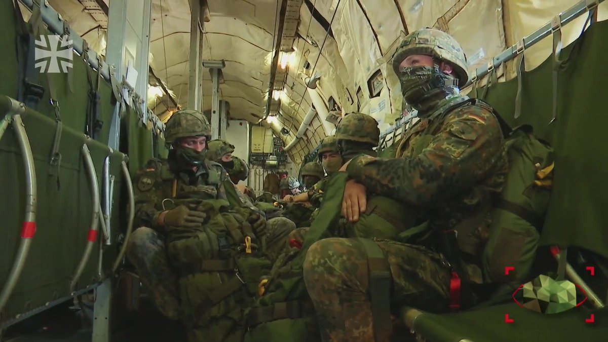 SanDstBw's tweet photo. "Wir versuchen die Ausbildungsgruppen möglichst klein zu halten". #Luftlandesanitäter Oberfeldwebel Joshua Carikci erklärt den #Corona-Alltag in der 9. Kompanie des #Fallschirmjägerregiment|s 26 in #Merzig. Das ganze Video gibt's hier: https://t.co/OsSNWOV26g
#OperationMaskForce https://t.co/pTEnftprPF