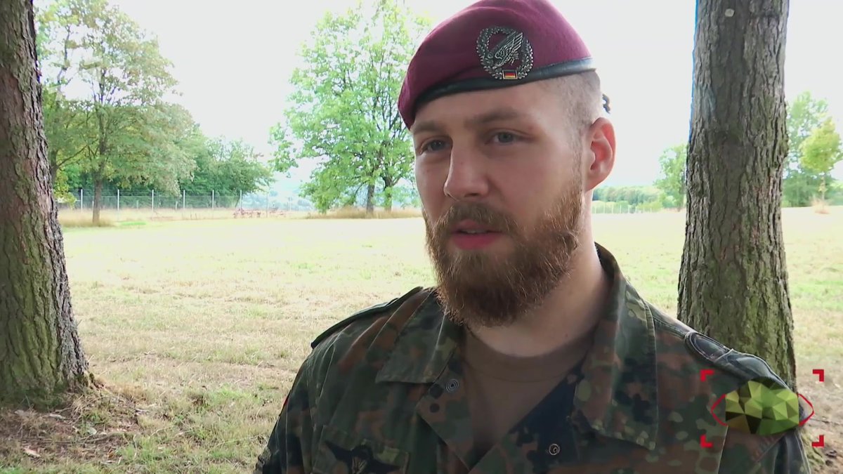 SanDstBw's tweet photo. "Wir versuchen die Ausbildungsgruppen möglichst klein zu halten". #Luftlandesanitäter Oberfeldwebel Joshua Carikci erklärt den #Corona-Alltag in der 9. Kompanie des #Fallschirmjägerregiment|s 26 in #Merzig. Das ganze Video gibt's hier: https://t.co/OsSNWOV26g
#OperationMaskForce https://t.co/pTEnftprPF
