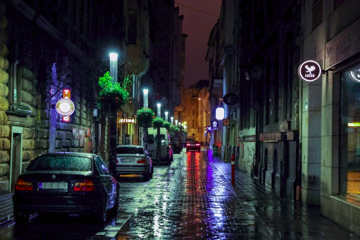Telexhu's tweet photo. Driving rain, empty streets, and eerie silence in Budapest on the first night of the curfew in Hungary; Nobody is allowed on the streets between 0:00 and 5:00 AM except for emergencies, people working, or those commuting to and from work. Photos: István Huszti/Telex https://t.co/UoSI8KPvKF