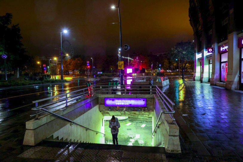 Telexhu's tweet photo. Driving rain, empty streets, and eerie silence in Budapest on the first night of the curfew in Hungary; Nobody is allowed on the streets between 0:00 and 5:00 AM except for emergencies, people working, or those commuting to and from work. Photos: István Huszti/Telex https://t.co/UoSI8KPvKF