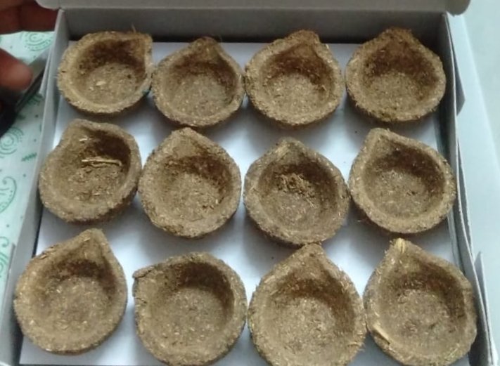 AshwiniMS_TNIE's tweet photo. Dear Mysuru,

Raghavendra stores in Shivaramapete is one of the oldest shops in MYSURU. It's more than 100 year old. Presently run by fourth generation.This Deepawali, buy local ! 2 dozen (24 pieces) Gomeya Deepa for just Rs 120. (Courier services additional)
Sudeepa: 99641 86799 https://t.co/oBDKxEmF2b
