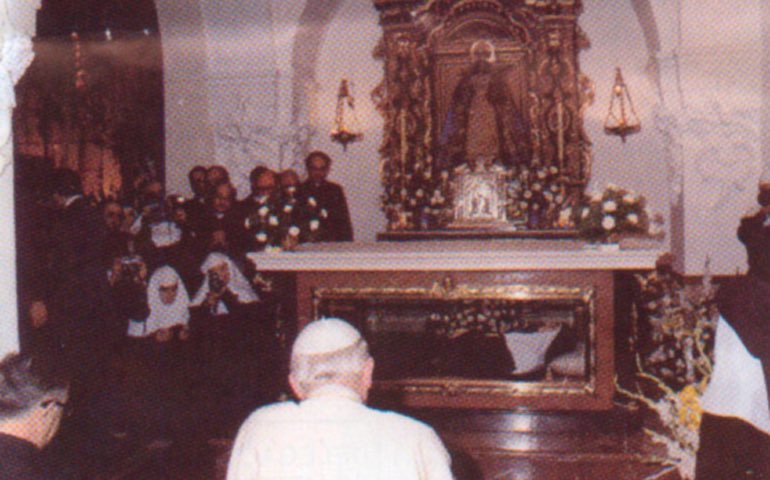 Hoy día de 5 de noviembre recordamos a la Gran Santa Sevillana, la Madre Angelita, elevada a los altares con el nombre de Santa Ángela de la Cruz, y ante cuyo sepulcro oró San Juan Pablo II.
@soycayetanismo