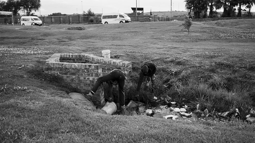 FepaMahlo's tweet photo. Nyaope boys fetching water at Mathole Park in Mhluzi Township.
#BroPhil #photograghy #photographer #streetphotography #SouthAfrica #Mathole #Park https://t.co/411e8vCKio