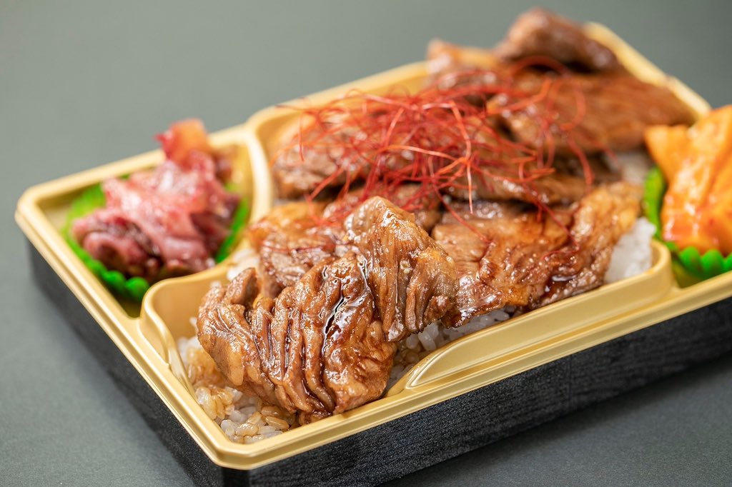 KobyRanch's tweet photo. 🍱神戸牛カルビ重🍱
本日も元気に営業中💪
ウーバーイーツ、出前館、ファインダイン、menuからご注文頂けます！
本日も少しでも多く皆様の1日に寄り添えますように🌈
#コービーズランチ　#神戸牛　#幸せの黄色いお弁当　#デリバリー　#港区　#UberEats #出前館　#menu #finedine    
#皆様の食卓へ https://t.co/9h4lYyO6pp