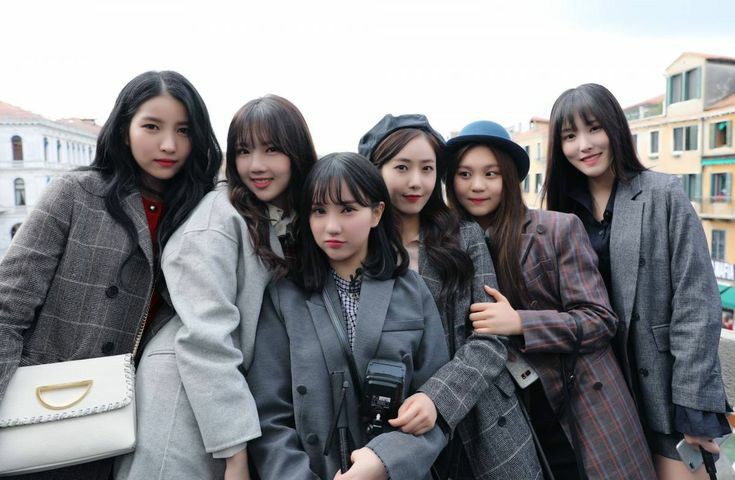 xnedaywon's tweet photo. this is missing my girls hour! using the old photo as a reminder of the old us, and cookies to brighten your day. hope we can gather together again and fill the group chat with our stupidity like we did. I miss you, girls. <3 https://t.co/UCVfLMtTdY