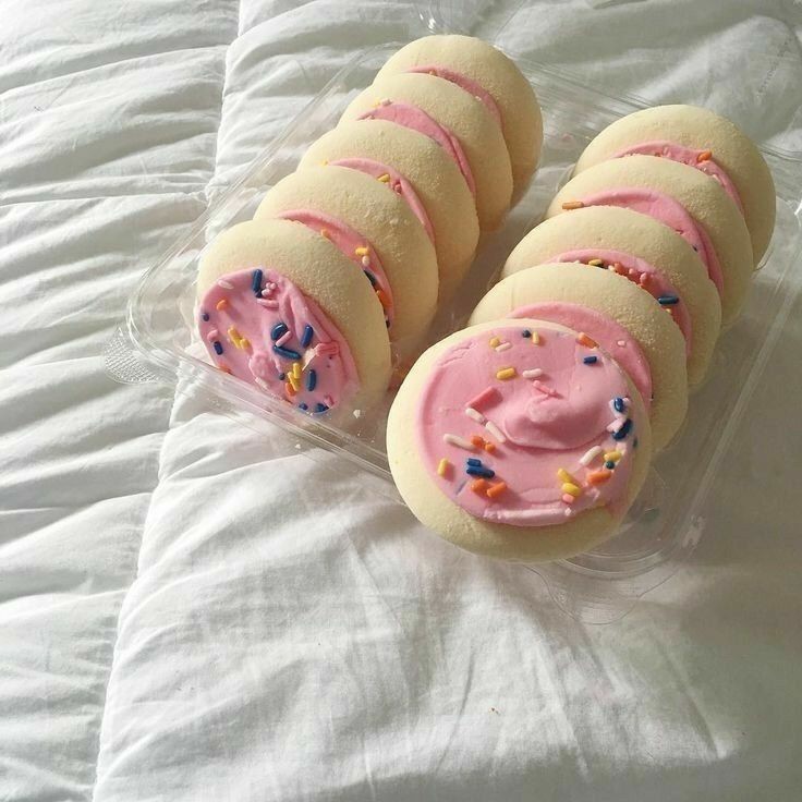 xnedaywon's tweet photo. this is missing my girls hour! using the old photo as a reminder of the old us, and cookies to brighten your day. hope we can gather together again and fill the group chat with our stupidity like we did. I miss you, girls. <3 https://t.co/UCVfLMtTdY
