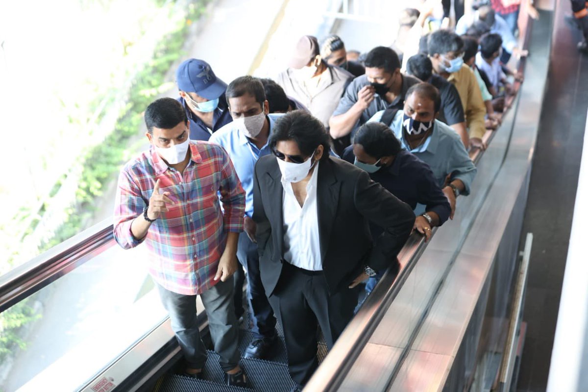 PawanismNetwork's tweet photo. POWER STAR @PawanKalyan 💥

#VakeelSaab https://t.co/Jv8DIgTy2h
