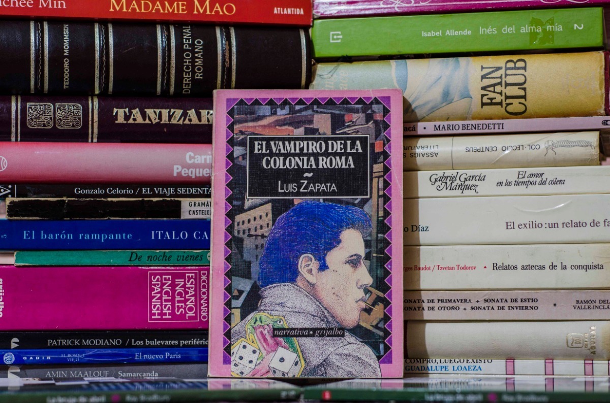 cultura_mx's tweet photo. La Secretaría de Cultura lamenta el sensible fallecimiento del narrador y dramaturgo guerrerense Luis Zapata, creador de novelas experimentales y emotivas como El vampiro de la colonia Roma, una obra fundamental de la literatura LGBT+ en México, y la monumental En jirones. https://t.co/LAZT99e1Dn