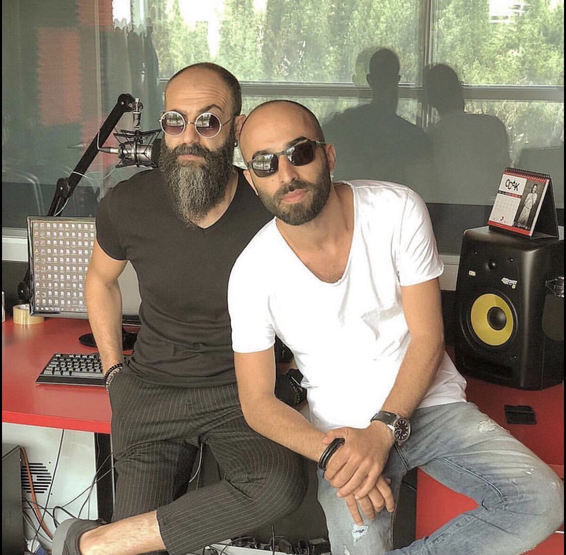 alemfmcom's tweet photo. #Tbt Günaydın ☀️  

“Kafa Açan Uzman” Alem FM’de başladı! 📻

🎙Programcılar @kedimbileyok  &amp; @umutbezgin
Program sponsoru @ugursogutma

#CümleAlemBurada #Radyo #dinleyiz 
🎧Dinlemek için 👉🏻 https://t.co/LsWkjVIQGT https://t.co/xKF3Z1HC2p