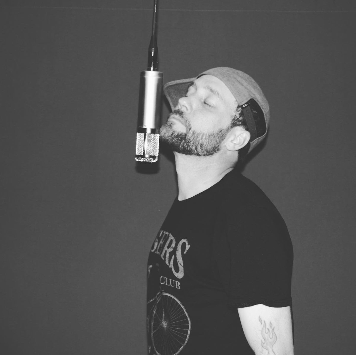 MrTaylorMusic's tweet photo. I promise to be entertaining. Catch my next @SessionsLive shows. 
• 11/6 and 11/8 @ 8 PM CT
https://t.co/cvysveIIZf 🎶 #Music https://t.co/xUgRPrljrr