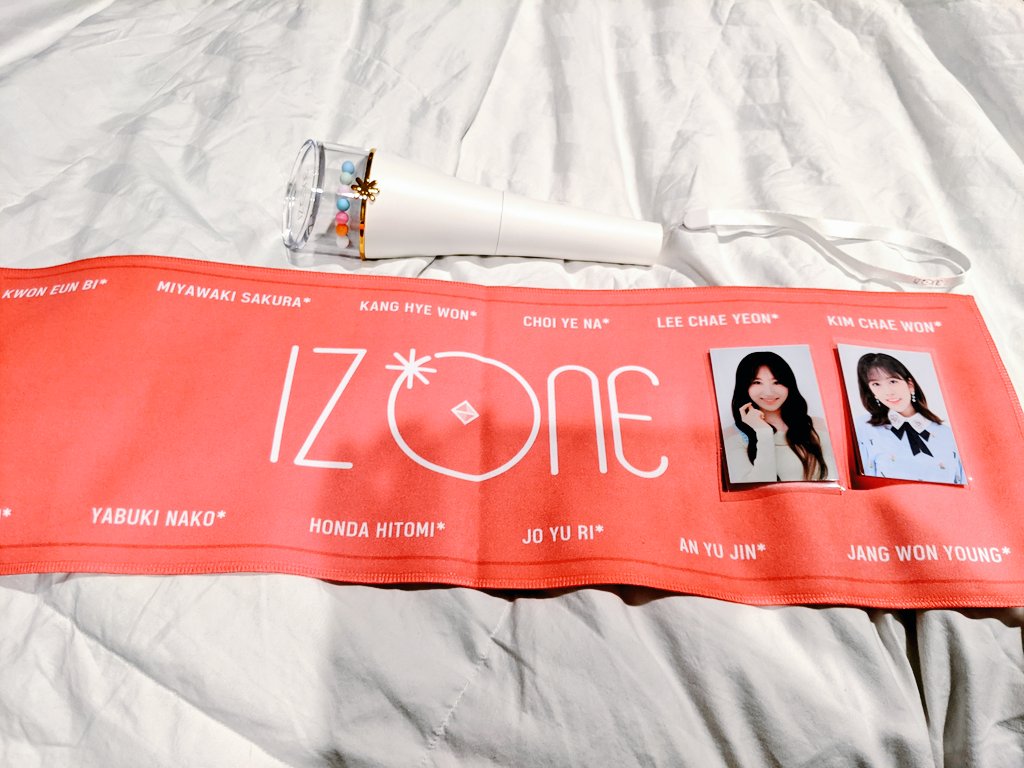 #SpringBproofs <a href="/SpringBlossomGO/">SLOW 𝐒𝐏𝐑𝐈𝐍𝐆 𝐁𝐋𝐎𝐒𝐒𝐎𝐌 ɢᴏ</a> got my izone lightstick and slogan with photocards! thank you!!