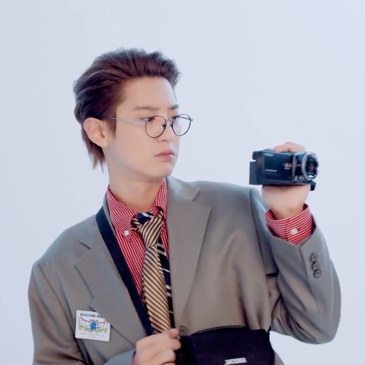 cloud_6104's tweet photo. Baekhyun the reporter and his cameraman slash boyfriend Chanyeol ❤❤❤ https://t.co/F59Q4G27Sl