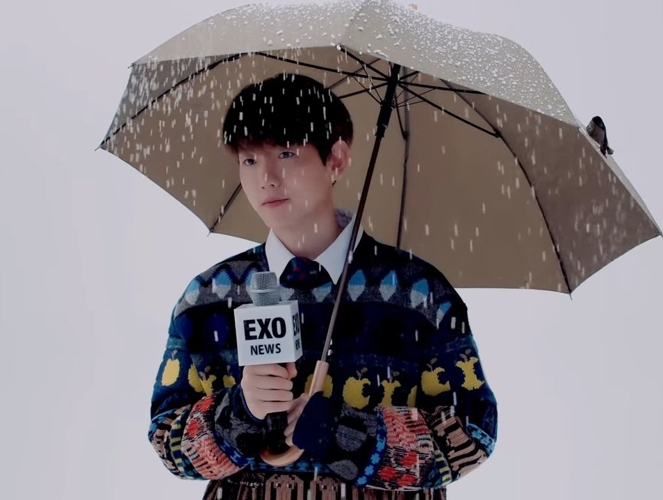 cloud_6104's tweet photo. Baekhyun the reporter and his cameraman slash boyfriend Chanyeol ❤❤❤ https://t.co/F59Q4G27Sl