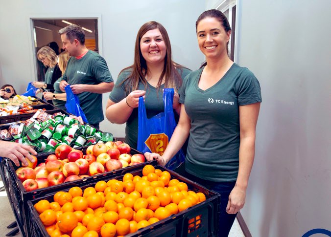 jay_mak1's tweet photo. Provide hungry kids with take home food for the weekend. Donate now!
@winnipegharvest has an awesome #Breakfast2Go program that provides #WSDStudents with nutritious food to take home.
The smiles on the kidsโ faces is so touching, it inspired me to volunteer to #EndHunger. D3 https://t.co/EJQ96p7PnG