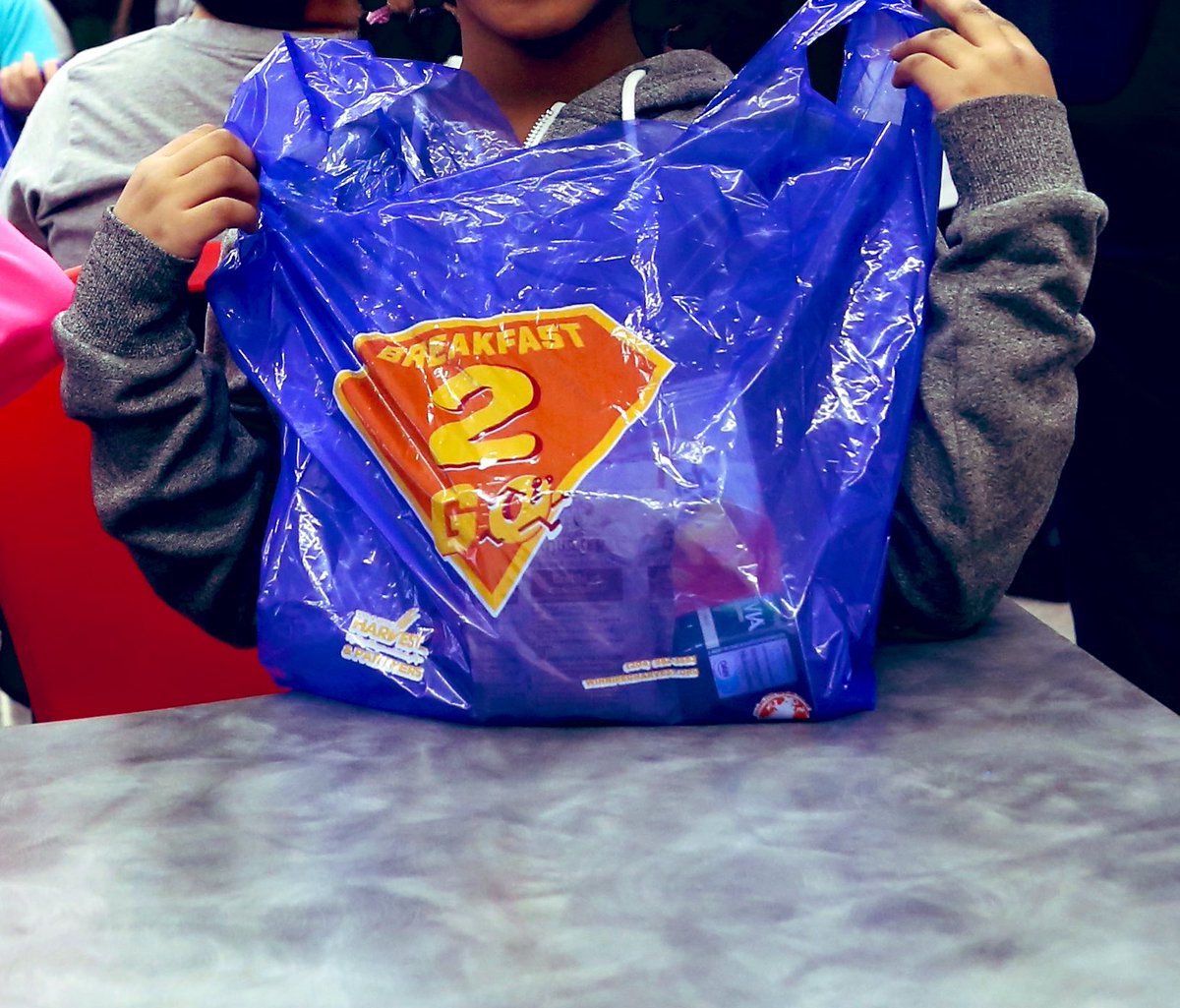 jay_mak1's tweet photo. Provide hungry kids with take home food for the weekend. Donate now!
@winnipegharvest has an awesome #Breakfast2Go program that provides #WSDStudents with nutritious food to take home.
The smiles on the kidsโ faces is so touching, it inspired me to volunteer to #EndHunger. D3 https://t.co/EJQ96p7PnG