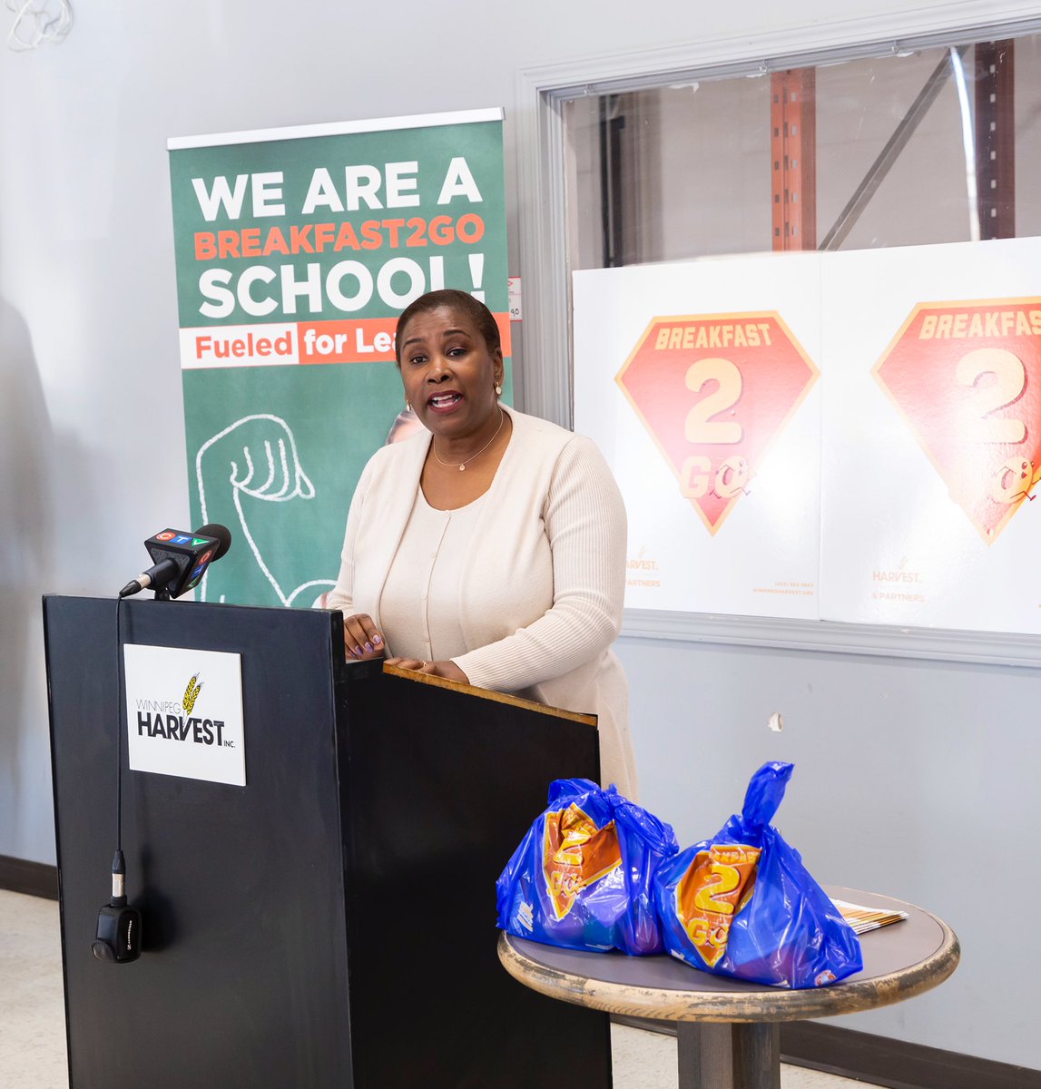 jay_mak1's tweet photo. Provide hungry kids with take home food for the weekend. Donate now!
@winnipegharvest has an awesome #Breakfast2Go program that provides #WSDStudents with nutritious food to take home.
The smiles on the kidsโ faces is so touching, it inspired me to volunteer to #EndHunger. D3 https://t.co/EJQ96p7PnG