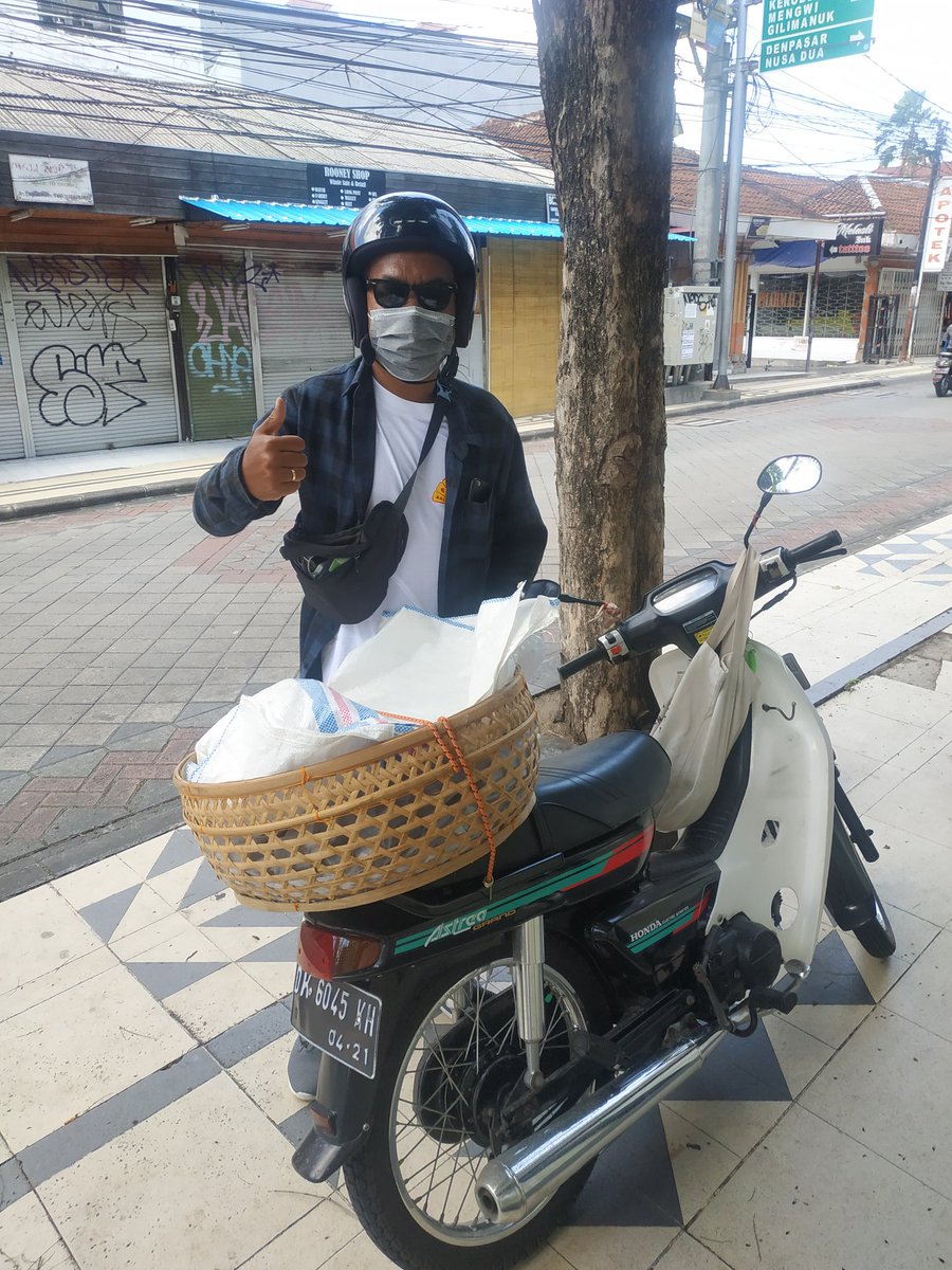 Yang gemar camilan krupuk lindung seputaran Kuta-Legian,bisa pesan diteman saya <a href="/eka_shincan/">Eka</a> ,rasanya gurih,garing dan harga terjangkau,sikaaat