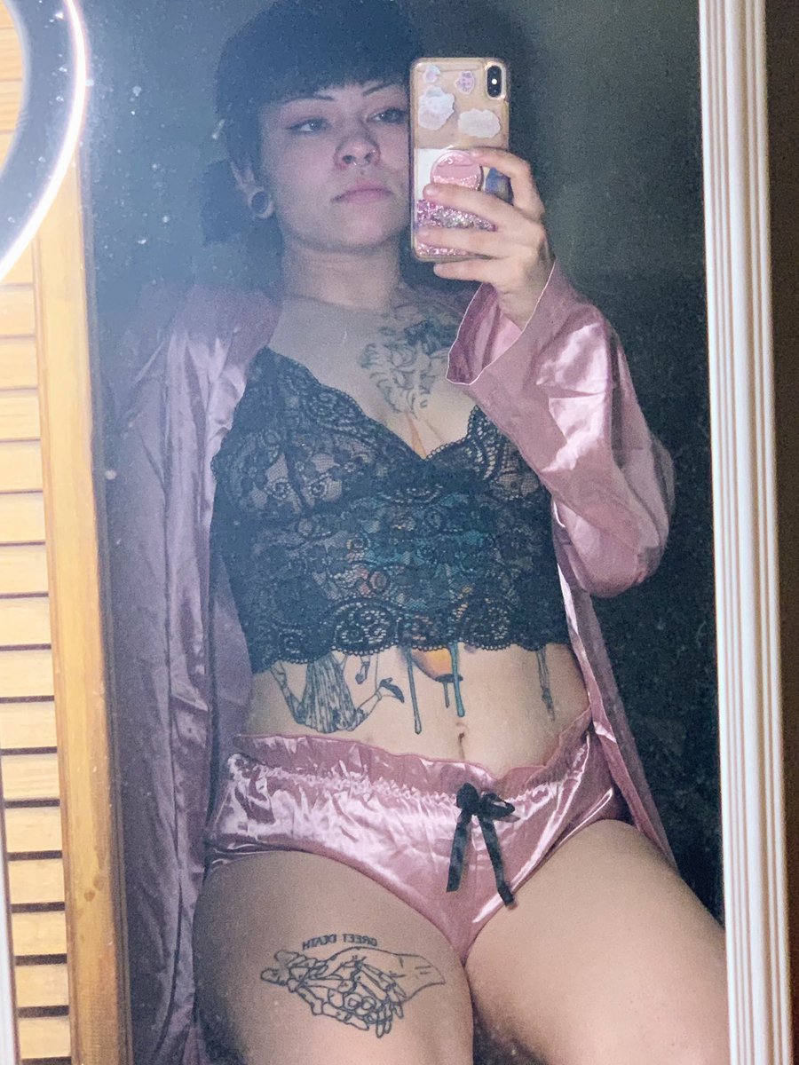 bananagutz's tweet photo. quick question why do i always look like such a fucking bitch https://t.co/s0uOUZ71po