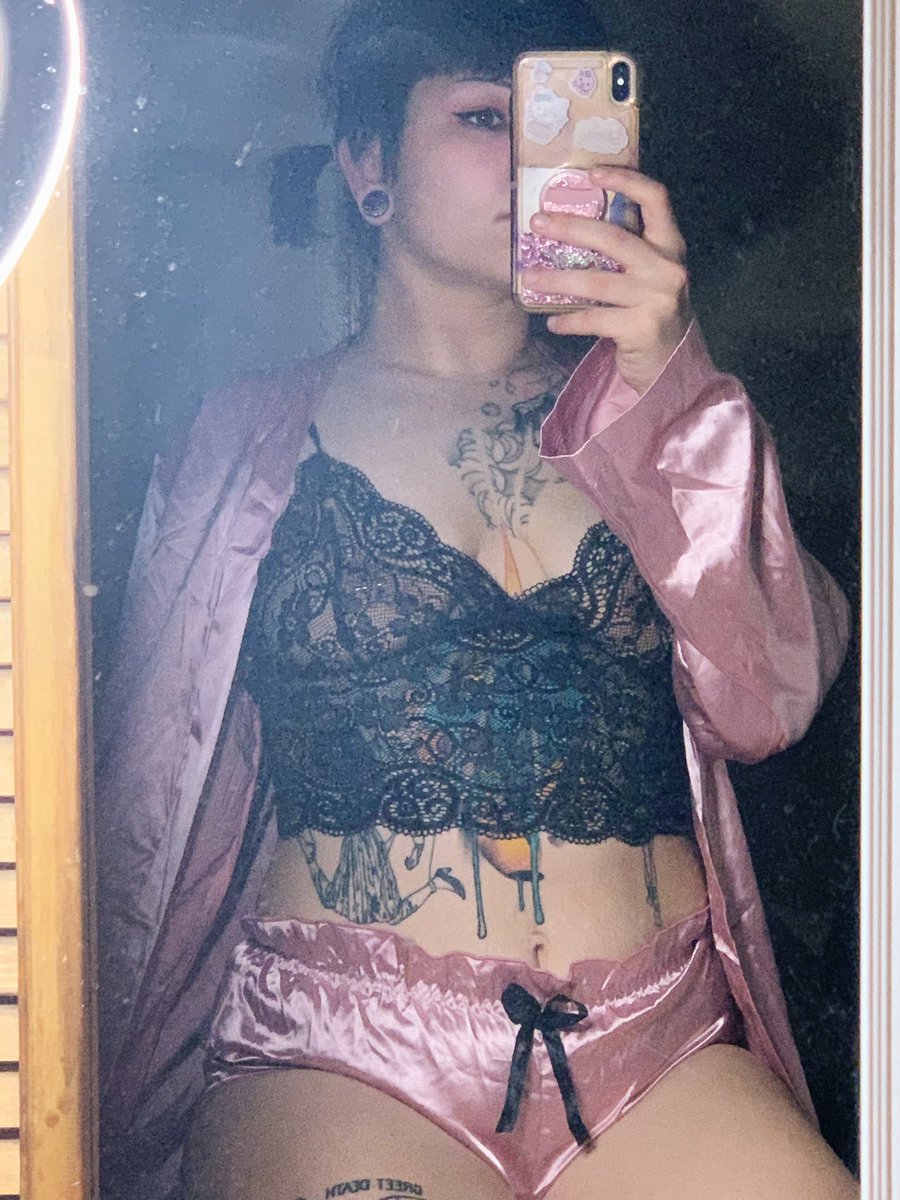 bananagutz's tweet photo. quick question why do i always look like such a fucking bitch https://t.co/s0uOUZ71po