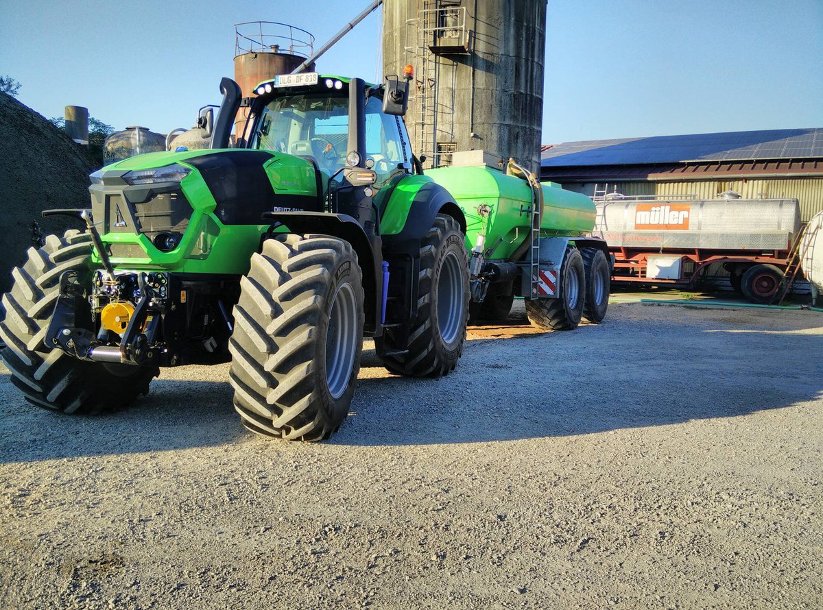 profiMagazin's tweet image. Güllefahren mit einem #DeutzFahr 9340 TTV und 15m³ #Eckart Fass.