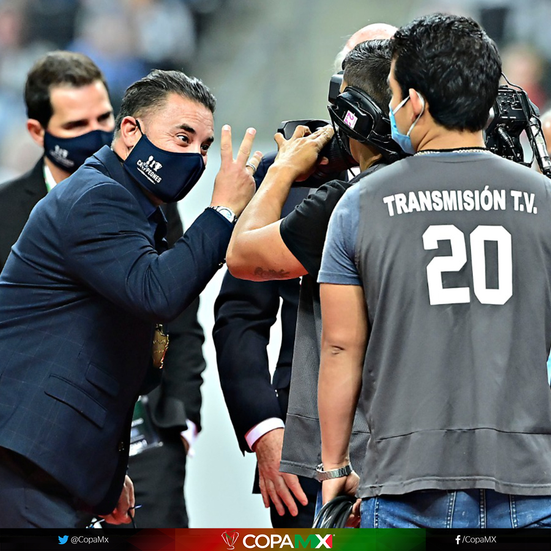 CopaMx's tweet image. ¡El tercero!

Antonio Mohamed se unió a Matías Almeyda (A15 y C17) y Pedro Caixinha (A14 y A18), como los únicos técnicos en levantar en dos ocasiones la #CopaMX 🏆 

El Turco la ganó en el A17 y ahora en la edición 2019-2020. 

#GranFinal