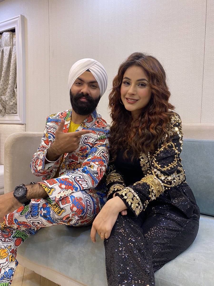 Tajindersingh07's tweet photo. I hope you enjoyed the performance at @ColorsTV Shandaar Ravivaar. We all had a great time shooting it for you. Wishing everyone a very Happy Festive Season. 

P.S: Shall be posting an unreleased footage soon. So Stay Tuned to this place ♥️

#shehnaazgill #bhartisingh https://t.co/6Tkoe8IKw0