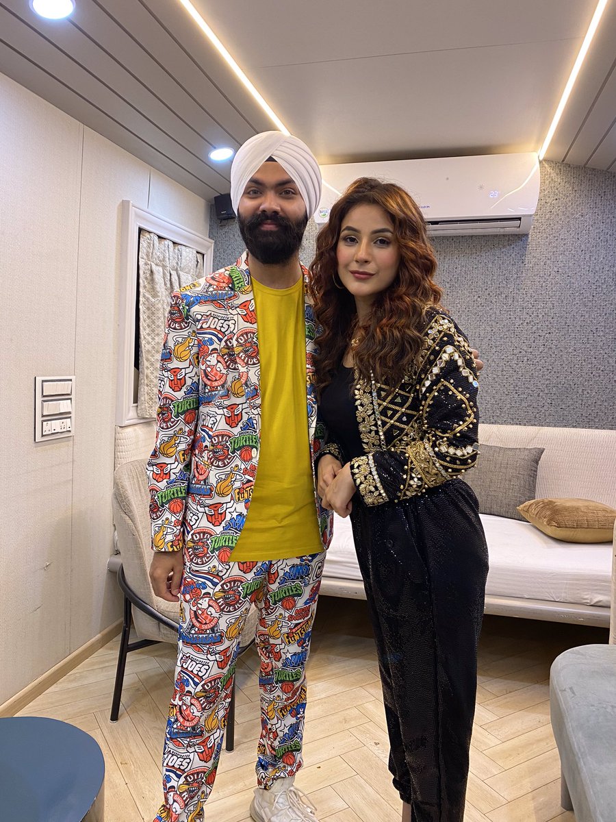 Tajindersingh07's tweet photo. I hope you enjoyed the performance at @ColorsTV Shandaar Ravivaar. We all had a great time shooting it for you. Wishing everyone a very Happy Festive Season. 

P.S: Shall be posting an unreleased footage soon. So Stay Tuned to this place ♥️

#shehnaazgill #bhartisingh https://t.co/6Tkoe8IKw0