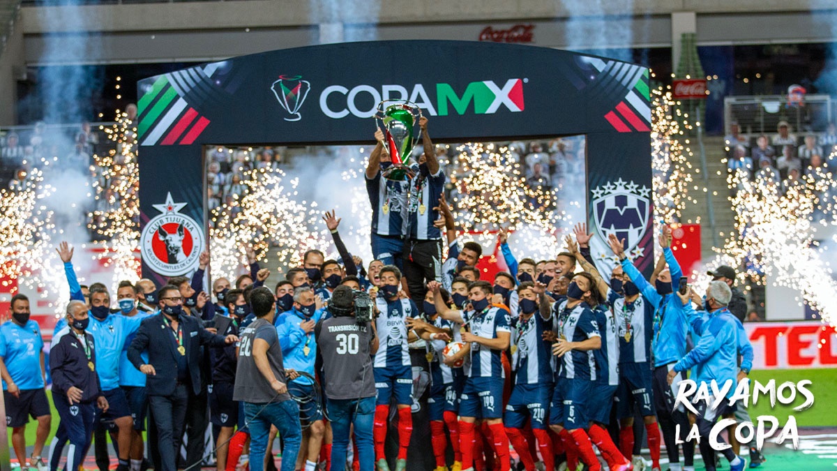Rayados's tweet photo. 🏆| Por nuestra gente y nuestros colores, levantamos la @CopaMx 

¡SOMOS CAMPEONES! 🏆🙌🏼

#RayamosLaCopa 
#ArribaElMonterrey 💙⚪ https://t.co/exsTObnhbW