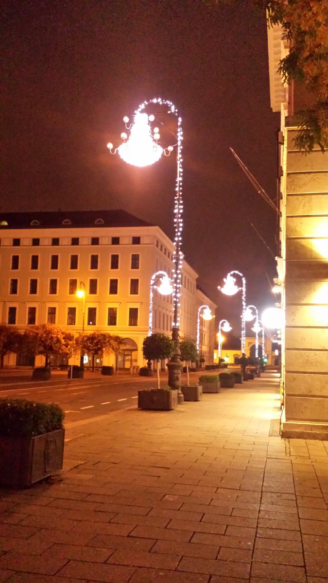 NetoJacaranda's tweet photo. .
#Himmel über #Muenchen 
5.11.20    5:30    7°
.
#Xmas #Weihnachten 
#Briennerstr
. https://t.co/kd53evqly3