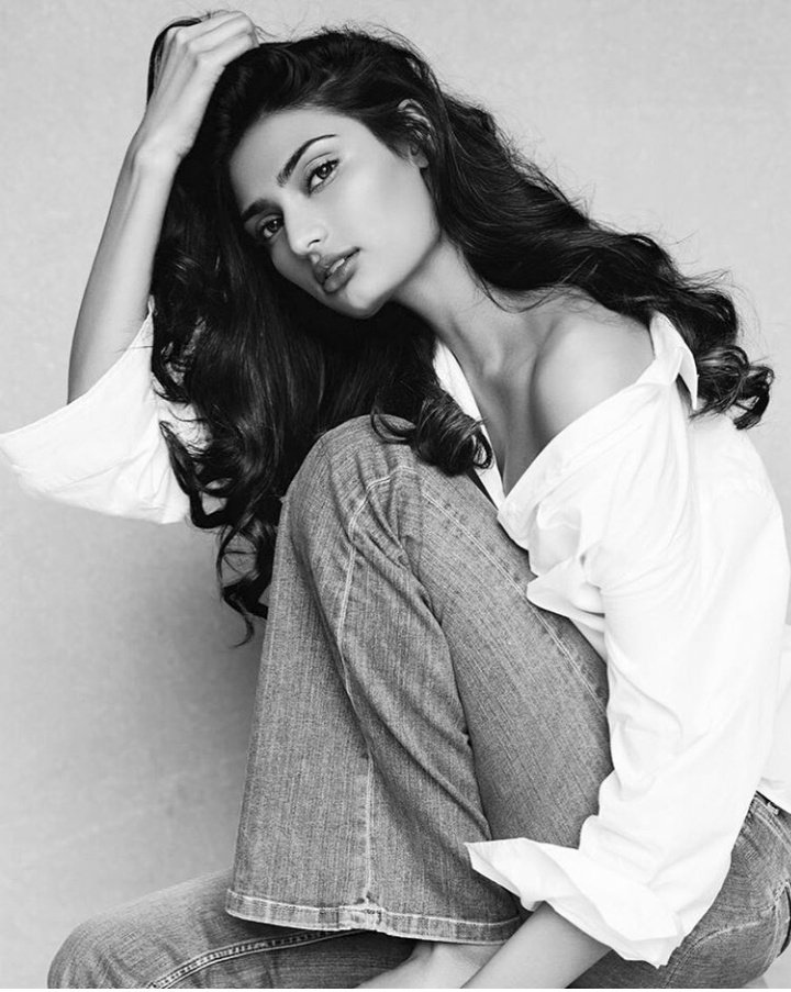 Happy birthday Athiya dii 💕💕
May God bless you with the best..keep shining 💕💕💕
Loads of love 💕💕💕🥰🥰😘😘😘💞💞💓💓💞
Just wanna sat stay safe and have a fab year 💓💓
<a href="/theathiyashetty/">Athiya Shetty</a> 💕
