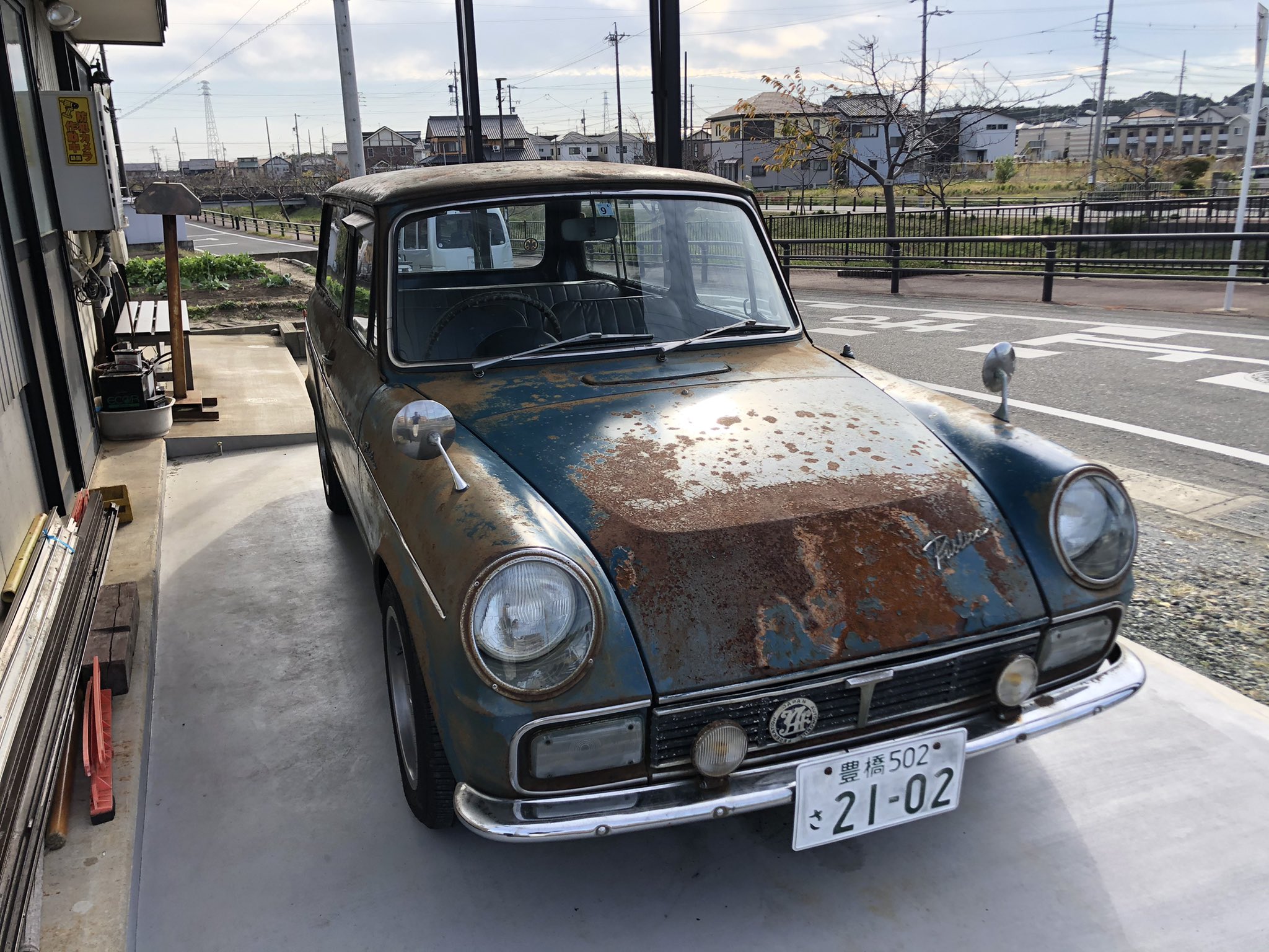 じぇ パブリック ガレージ オレのダチがやってる バイク屋さん 主人は ケンタッキーチャーリー ってアダ名のオッちゃんや この前珍百景でこの店の パブリカを紹介されてた 後で流すから見てね バイク欲しい方は じぇ の友人ですと言えば サービス