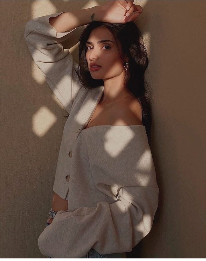 Happy birthday Athiya dii 💕💕
May God bless you with the best..keep shining 💕💕💕
Loads of love 💕💕💕🥰🥰😘😘😘💞💞💓💓💞
Just wanna sat stay safe and have a fab year 💓💓
<a href="/theathiyashetty/">Athiya Shetty</a> 💞