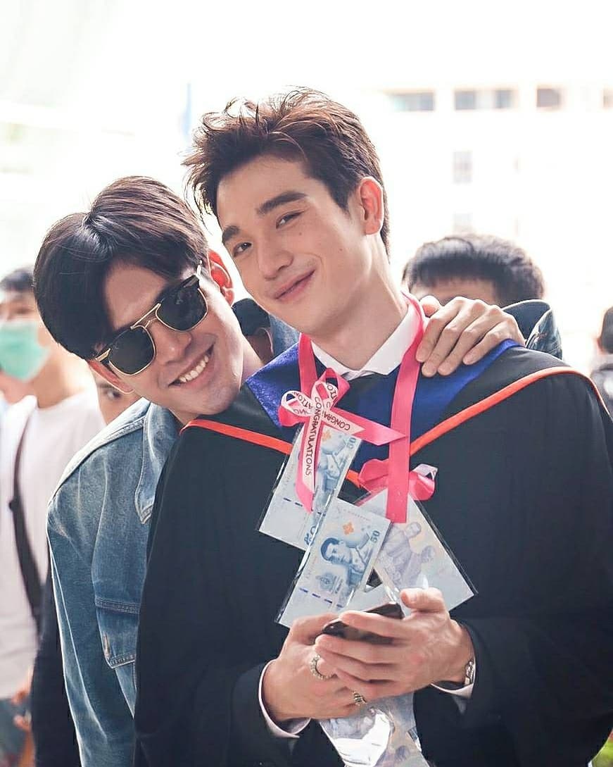 FilmtnpStudio's tweet photo. ยินดีกับบัณฑิตน้องใหม่ตงตง รุ่นน้องสถาบันเดียวกับพี่ฟิล์ม แคปชั่นพี่ฟิล์มแอดอยากต่อเรือเลยจร้าาา 🤭 #Repost @film_tnp20 Congrats na bro 🎉✌ @tong_tong_ts12 รักนะน้อง แค่พี่น้องนะจ้ะ😘

#filmthanapat #filmtnpstudio https://t.co/tio1Nu3DNU