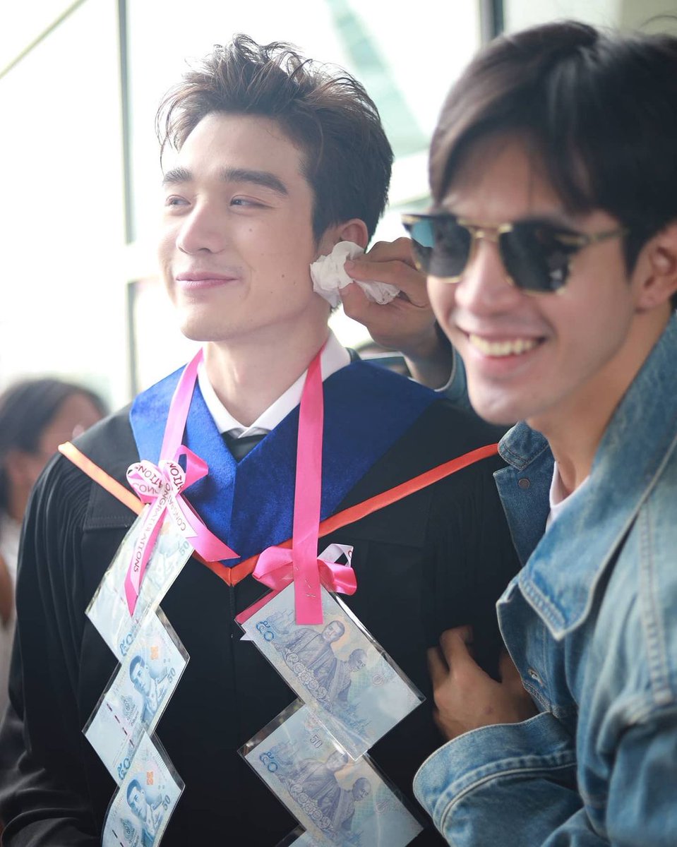 FilmtnpStudio's tweet photo. ยินดีกับบัณฑิตน้องใหม่ตงตง รุ่นน้องสถาบันเดียวกับพี่ฟิล์ม แคปชั่นพี่ฟิล์มแอดอยากต่อเรือเลยจร้าาา 🤭 #Repost @film_tnp20 Congrats na bro 🎉✌ @tong_tong_ts12 รักนะน้อง แค่พี่น้องนะจ้ะ😘

#filmthanapat #filmtnpstudio https://t.co/tio1Nu3DNU