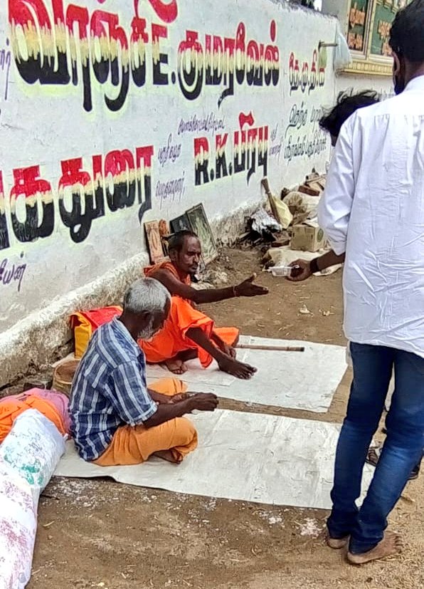 Gkfctirunelveli's tweet photo. "மனிதநேயம் காப்போம், முடிந்தவரை பசியைப் போக்குவோம்"
கெளதம்கார்த்திக் அறக்கட்டளை சார்பாக திருச்சி மாவட்டத்தில் சாலையோரங்களில் வாழ்கின்ற மக்களுக்கு உணவு வழங்கப்பட்டது.
#Throwback
#GKtrust
#GKNECT
#GauthamKarthik
@Gautham_Karthik
@DoneChannel1 https://t.co/yo7h3lVXd0