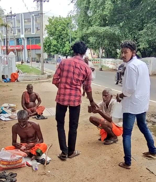 Gkfctirunelveli's tweet photo. "மனிதநேயம் காப்போம், முடிந்தவரை பசியைப் போக்குவோம்"
கெளதம்கார்த்திக் அறக்கட்டளை சார்பாக திருச்சி மாவட்டத்தில் சாலையோரங்களில் வாழ்கின்ற மக்களுக்கு உணவு வழங்கப்பட்டது.
#Throwback
#GKtrust
#GKNECT
#GauthamKarthik
@Gautham_Karthik
@DoneChannel1 https://t.co/yo7h3lVXd0