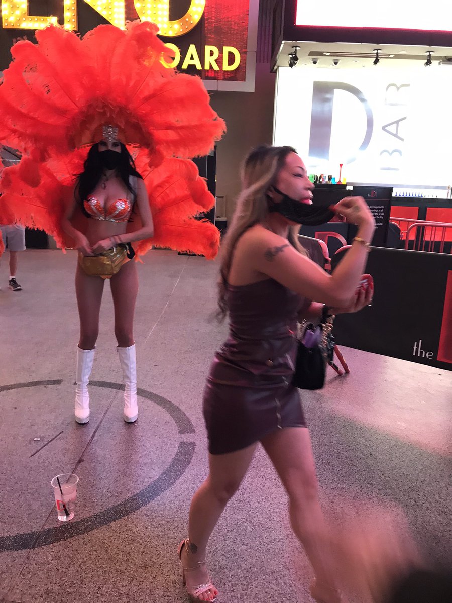DominicWolfe's tweet photo. @SexyAsianaStarr @OriginalRigger Randomly Stumbling into Chicago Phil from the early #BondCon &amp; @FetishCon Days on Fremont @FSELV @ftkl @hollyrope https://t.co/0AiUtuF9uJ