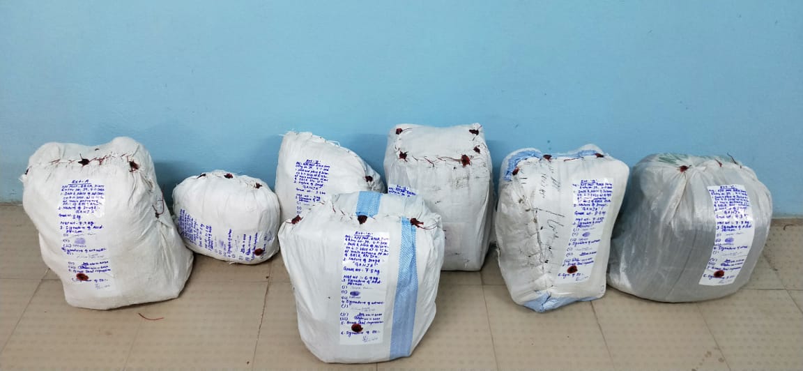RPF_INDIA's tweet photo. Lady HC Kalyani Behara's alertness led to arrest of 3 accused &amp; Recovery of #NarcoticsContrabandGoods worth more than Rs 4 lakh on 04.11.20 from Bhubaneswar Stn by RPF @rpfecor1 which were being smuggled from BBS to Delhi by Train No. 02823 Spl Exp
@narcoticsbureau
@PiyushGoyal https://t.co/4DLoLpiqtQ