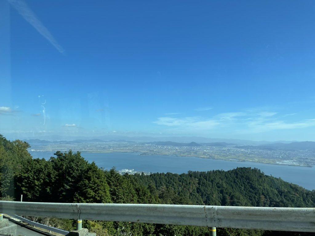 iedaV2's tweet photo. 比叡山、頂上からだと琵琶湖見えるんだね！！！！

なるほど…たしかに比叡山と麓の町は、陸の要衝(チョークポイント←重要な場所/ルート)だ…

貿易の要(かなめ)…

信長が比叡山を焼き討ちした理由、わかる気がする… https://t.co/8myS1TDYnm