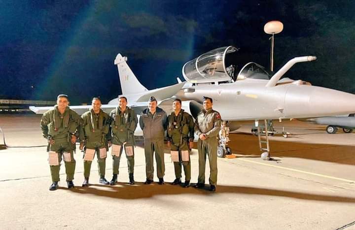 sanwar_asind's tweet photo. अचूक #Rafale का हार्दिक स्वागत। गुजरात में राफेल फाइटर जेट्स के दूसरे जत्थे के रूप में भारतीय वायुसेना बेड़े में शामिल। 
देश की सुरक्षा में सुनिश्चितता हेतु भारतीय सेना को मा. प्रधानमंत्री श्री Narendra Modi जी मजबूती प्रदान कर रहे है।
 #WelcomeRafaleInIndia https://t.co/KMMGnPzg2M