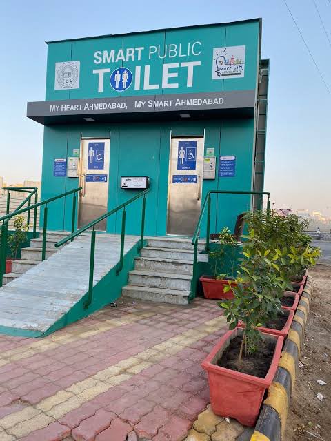 InfoGujarat's tweet photo. Smart Toilets are here
1. Contactless Automated pre & post use Flushing
2. Real time usage data
3. Smart Locking & emergency alert
4. Steel structure
5. Integrated with #AMCSeva App
Download AMC Seva app to locate one near you https://t.co/yvLJmnoq0L