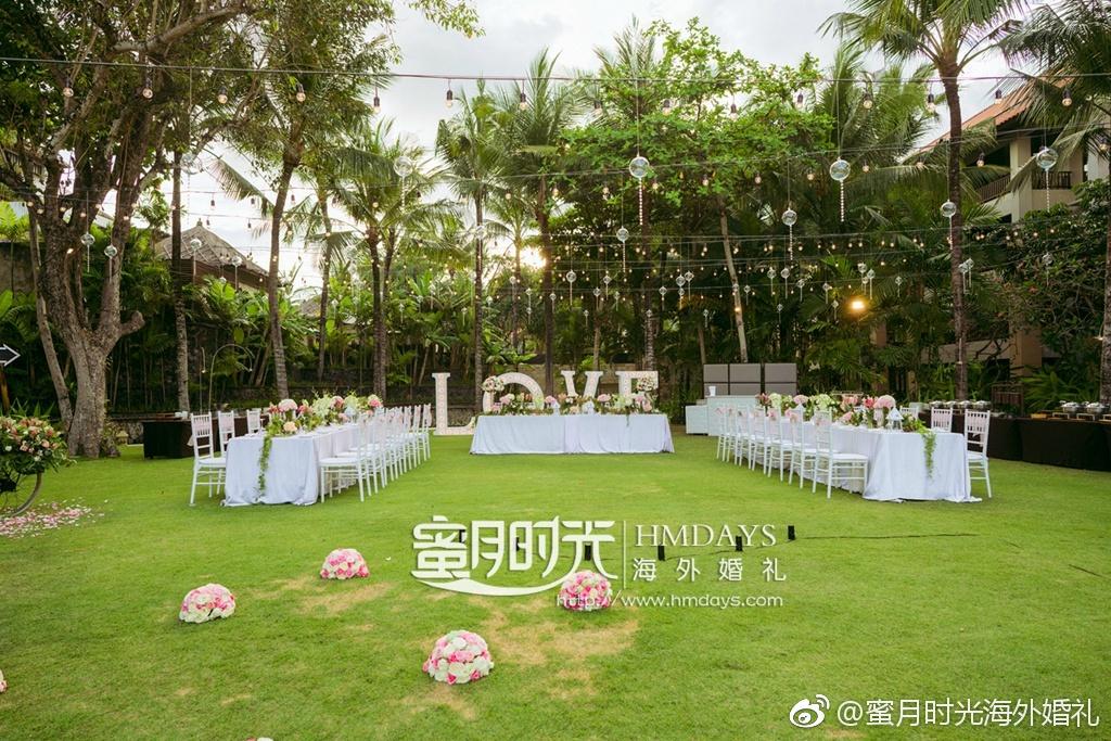 Hmdayswedding's tweet photo. 巴厘岛港丽酒店花园晚宴--在巴厘岛这样得天独厚的海景场地，森林系是最不矫揉造作的布置，似乎一切元素都信手拈来。舒适的海风，浪漫的烟火，星光熠熠的海岛，鲜花蜡烛，觥筹交盏，留在那值得纪念的一天。 普吉岛婚礼   泰
----
we-chat: hmdays999 or hmdays-wendy
email: service@hmdays.com
web... https://t.co/iTo8xlFdJm