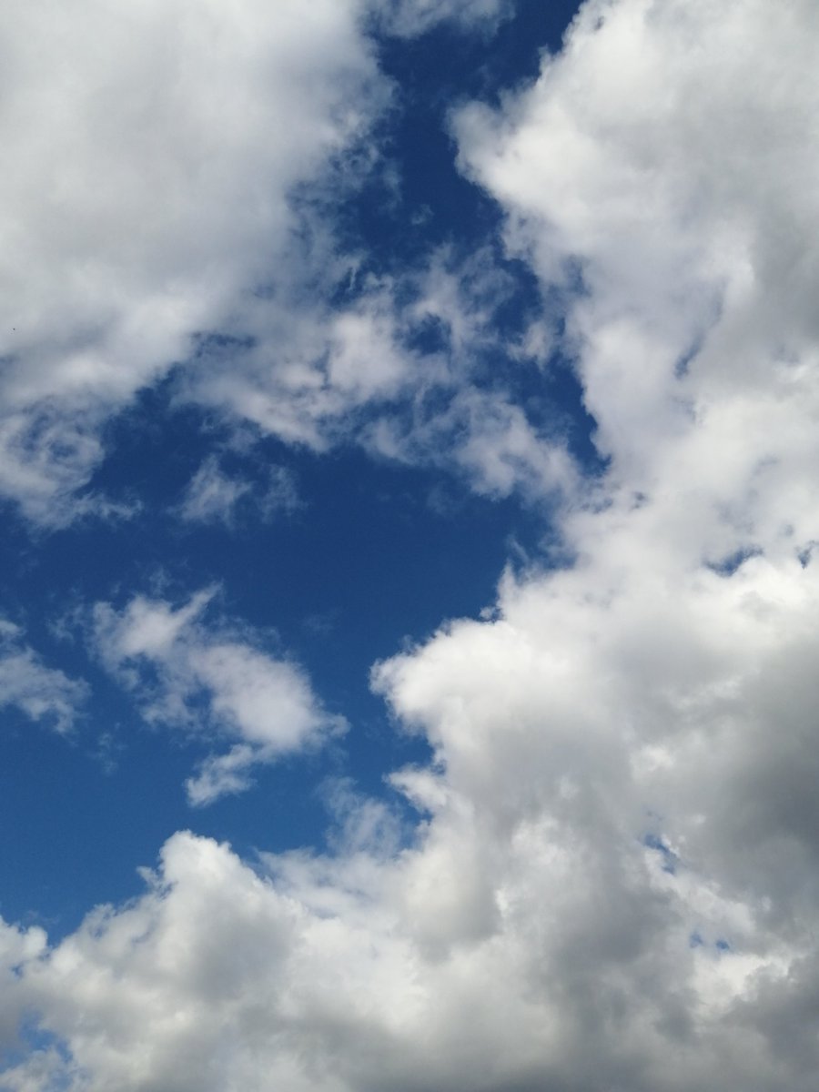 粟田莉那 大好きな雲 カメラ女子 ファインダー越しの私の世界 Photograph 写真を撮るのが好き カメラ大好き 神戸 Kobe 景色 風景 空 Sky 空が好き 雲を抜けた青空 あなたと同じ空の下 雲が好き 綺麗な景色 Beautifulsky