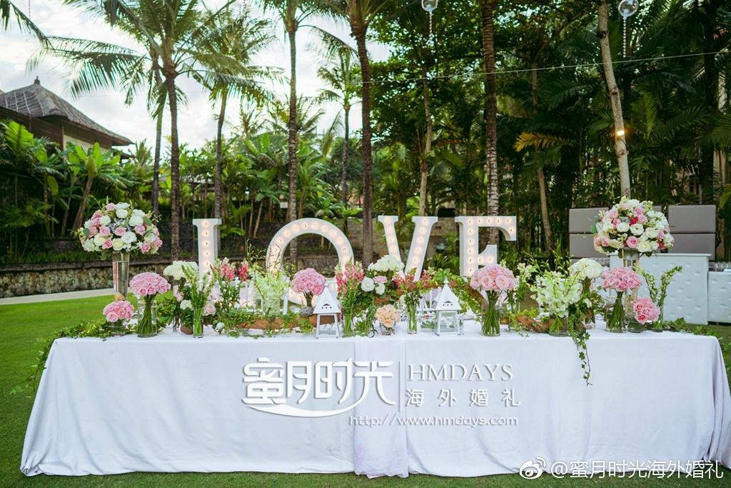 Hmdayswedding's tweet photo. 巴厘岛港丽酒店花园晚宴--在巴厘岛这样得天独厚的海景场地，森林系是最不矫揉造作的布置，似乎一切元素都信手拈来。舒适的海风，浪漫的烟火，星光熠熠的海岛，鲜花蜡烛，觥筹交盏，留在那值得纪念的一天。 普吉岛婚礼   泰
----
we-chat: hmdays999 or hmdays-wendy
email: service@hmdays.com
web... https://t.co/iTo8xlFdJm