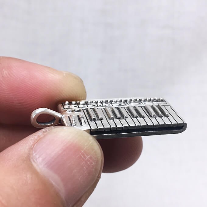 noas_silver's tweet photo. Bass Station pendant、アメリカへの発送手続き完了。
  
前回ドイツへ送った国際eパケットは、今はコロナの影響で使えず。。
  
問い合わせ番号があると送れないらしく（要は普通郵便扱いのみ）。
  
あとは無事届きますよう、祈るのみ🙏
#Bassstation #bassstation #synthesizer https://t.co/okVtyicVhm